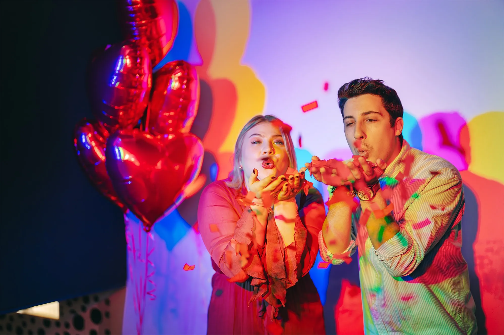 Visitante disfrutando de una exposición sensorial en el Museo de los Sentidos Madrid.