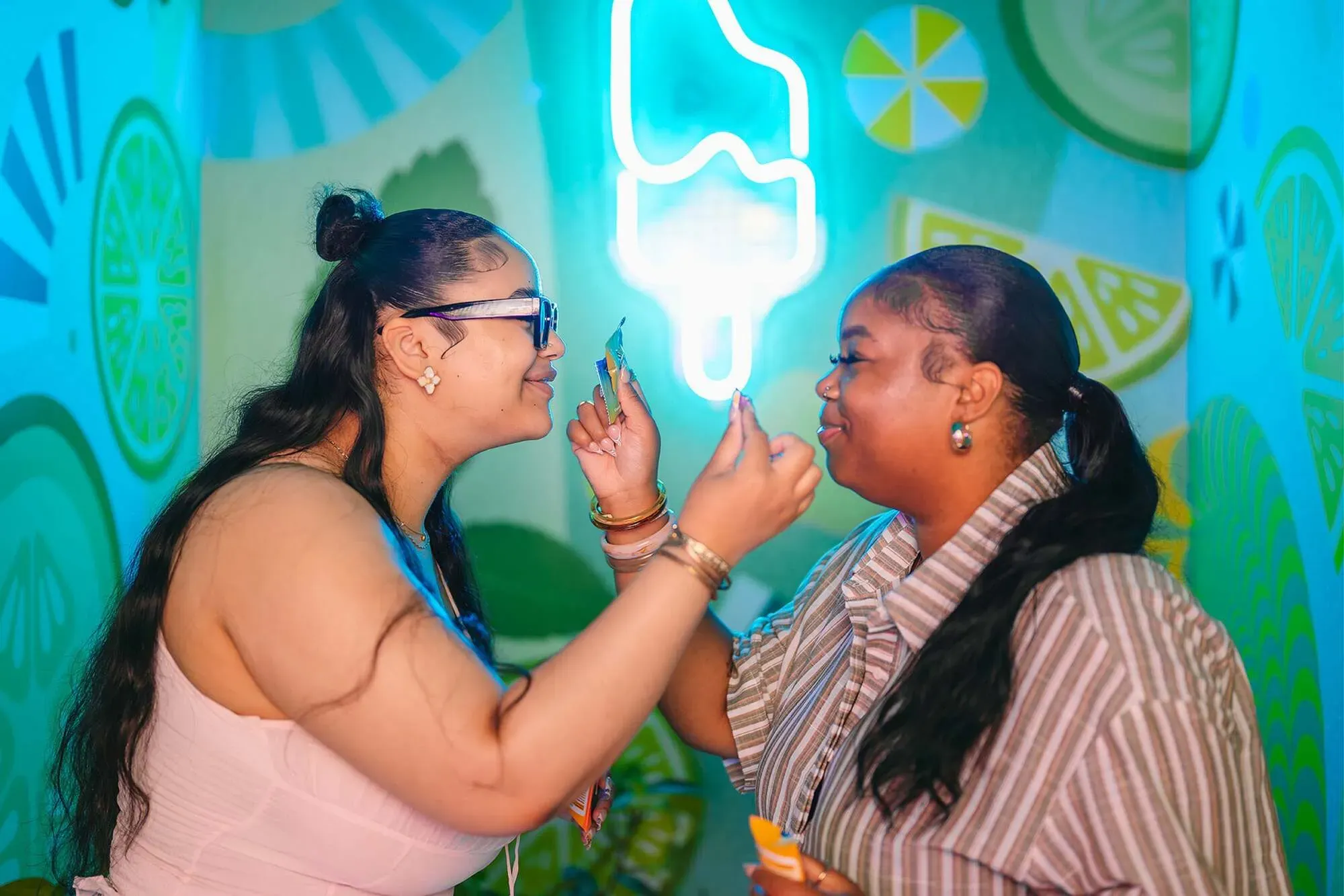 Visitantes desafiando su sentido del gusto con caramelos coloridos en el Museo de los Sentidos Madrid.