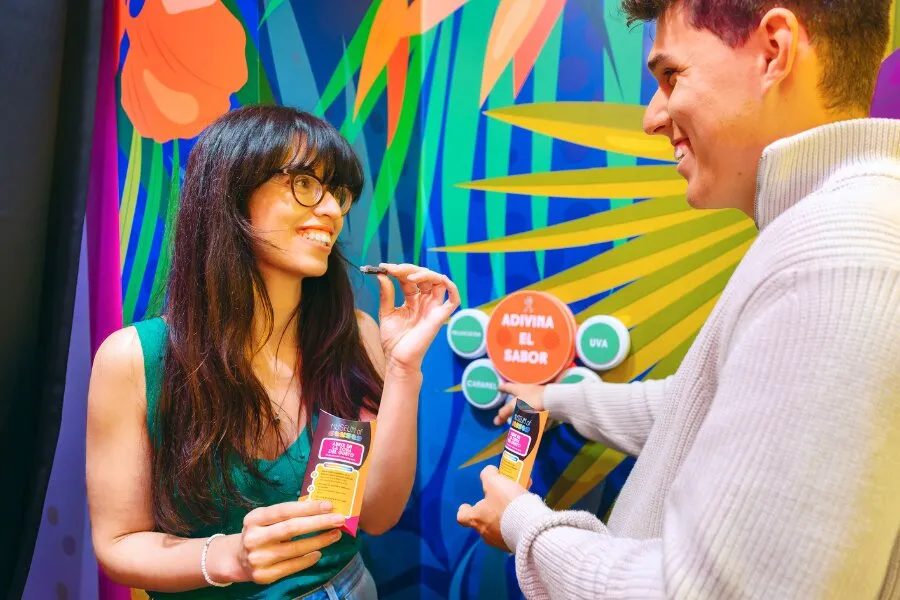 Visitantes desafiando su sentido del gusto con caramelos coloridos en el Museo de los Sentidos Madrid.