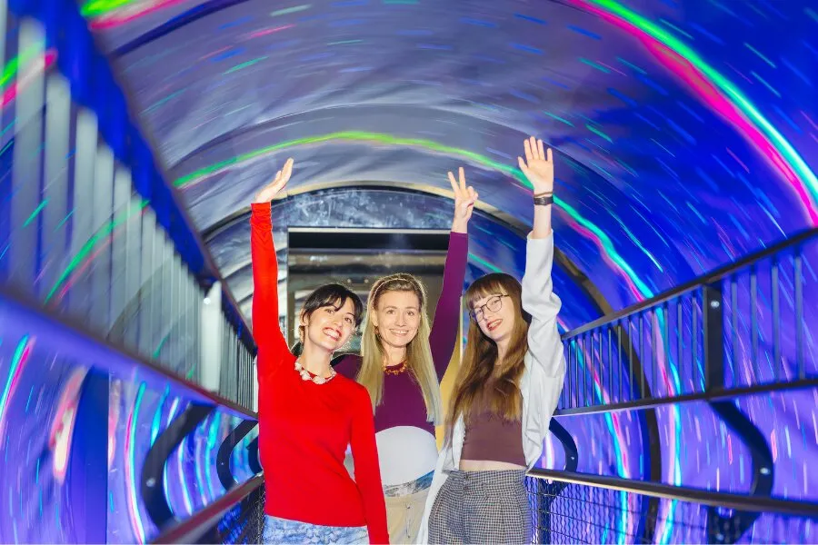 Visitante encontrando su camino a través del Laberinto de Espejos en el Museo de los Sentidos Madrid.