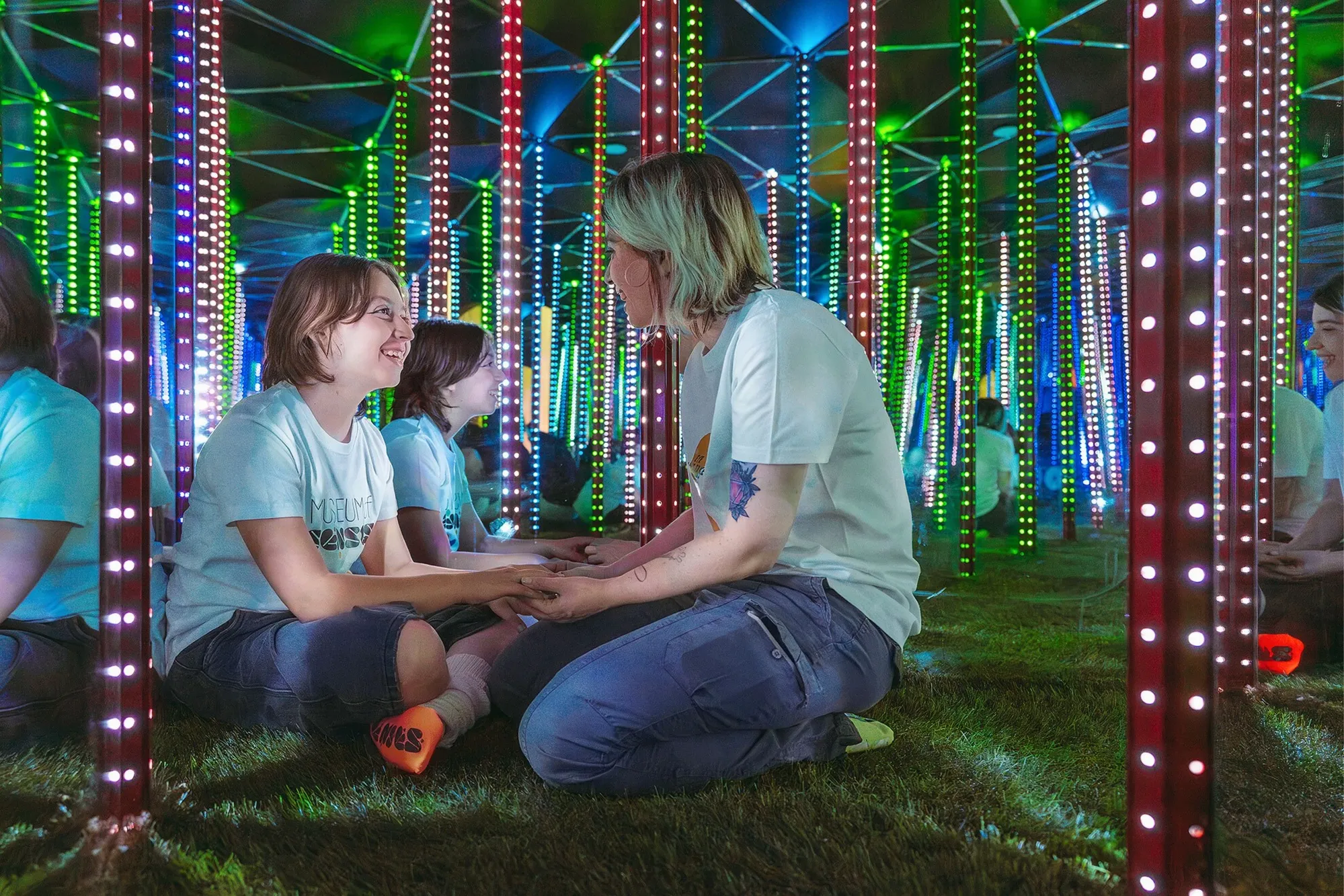 Visitante atravesando el giratorio Túnel Vórtice en el Museo de los Sentidos Madrid.
